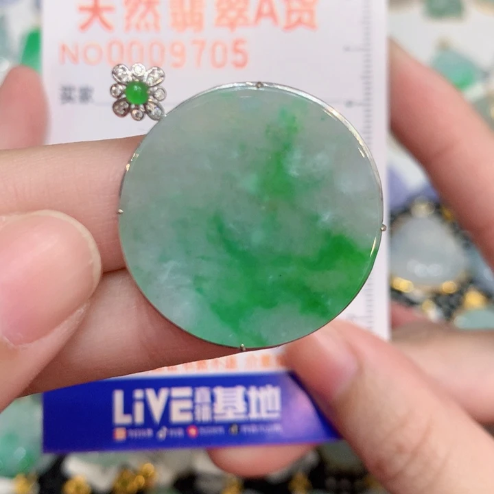 翡翠18K金镶嵌颈饰无事牌