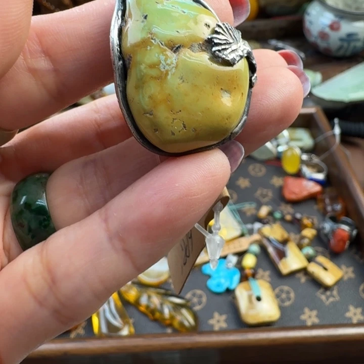 翡翠颈饰未镶嵌兰****?