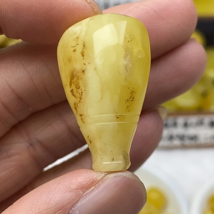 蜜蜡未镶嵌裸石瑕疵有坑卡18