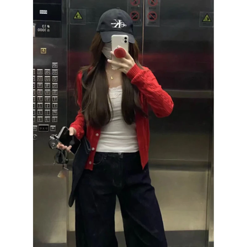巨好看的韩系早秋穿搭红色麻花毛衣开衫女独特超好看短款针织外套