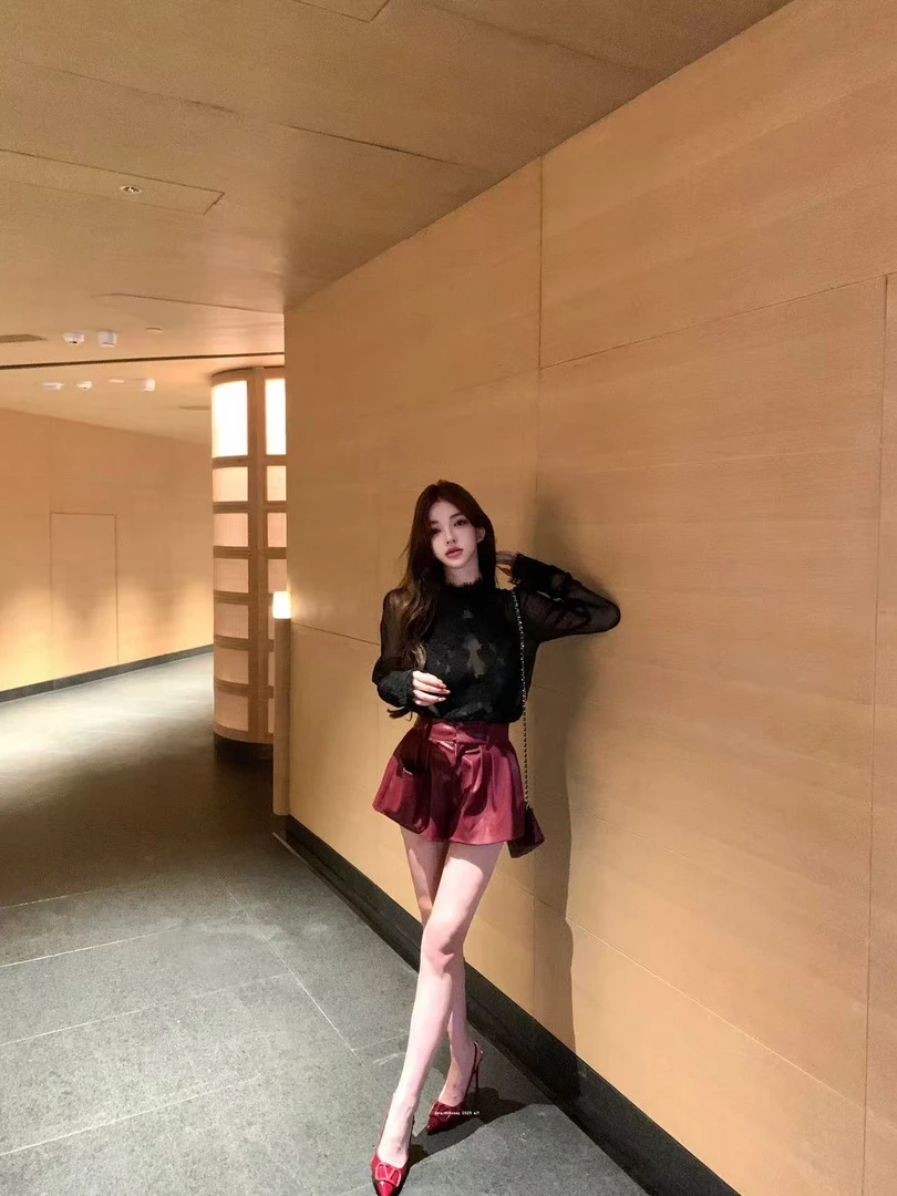 2025秋季新款设计感名媛风气质蕾丝网纱上衣配高腰显瘦短皮裤套装