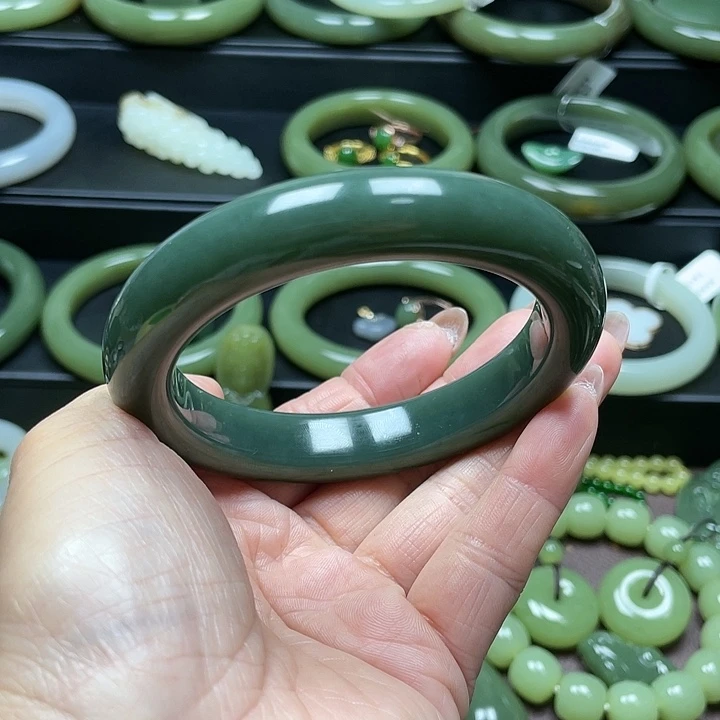 和田玉未镶嵌手镯