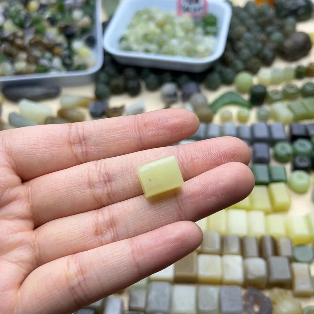 燕***姐颈饰未镶嵌和田玉
