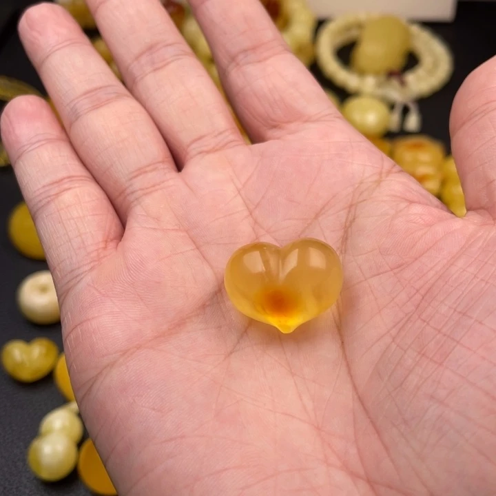 琥珀未镶嵌颈饰如图