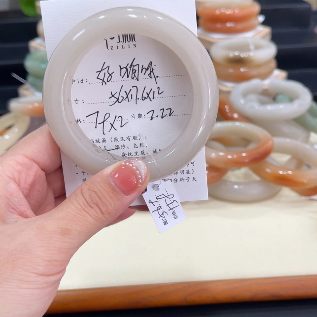 石英质玉手镯未镶嵌好*哦