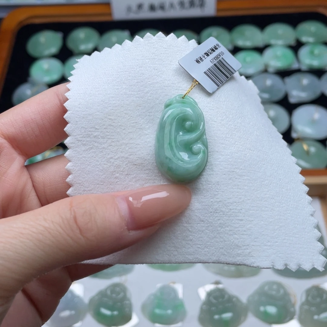 翡翠未镶嵌颈饰如意