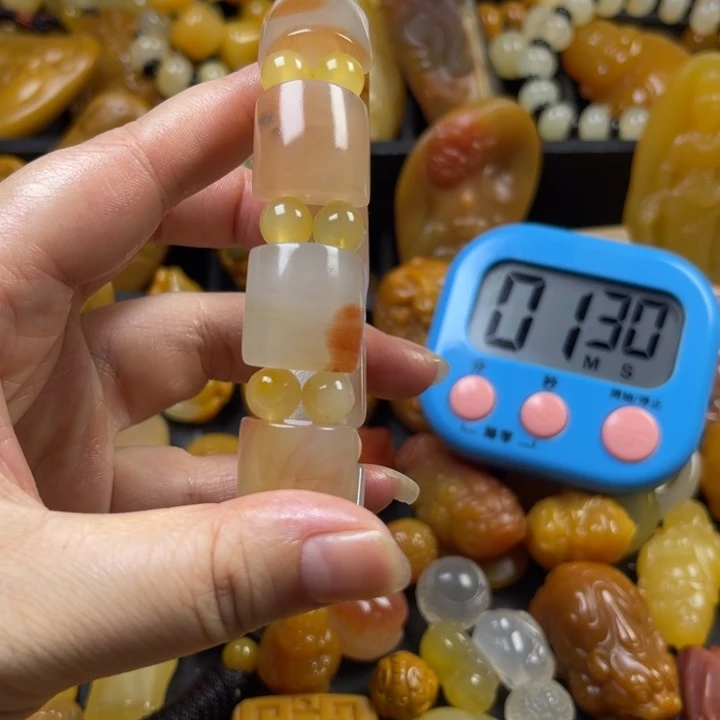 z***腾石英质玉未镶嵌颈饰