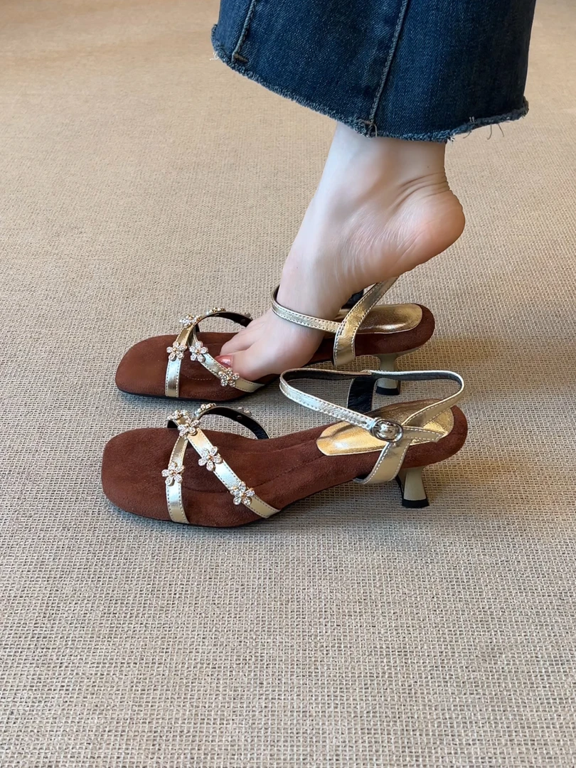 Elingjk/5cm优雅复古风方头水钻花朵交叉带时尚通勤露趾凉鞋