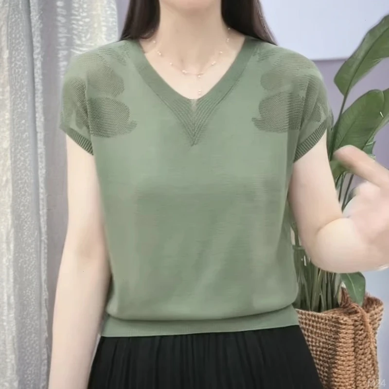 时尚印花高级感V领冰丝针织衫T恤女装2025夏季妈妈配裙子镂空上衣