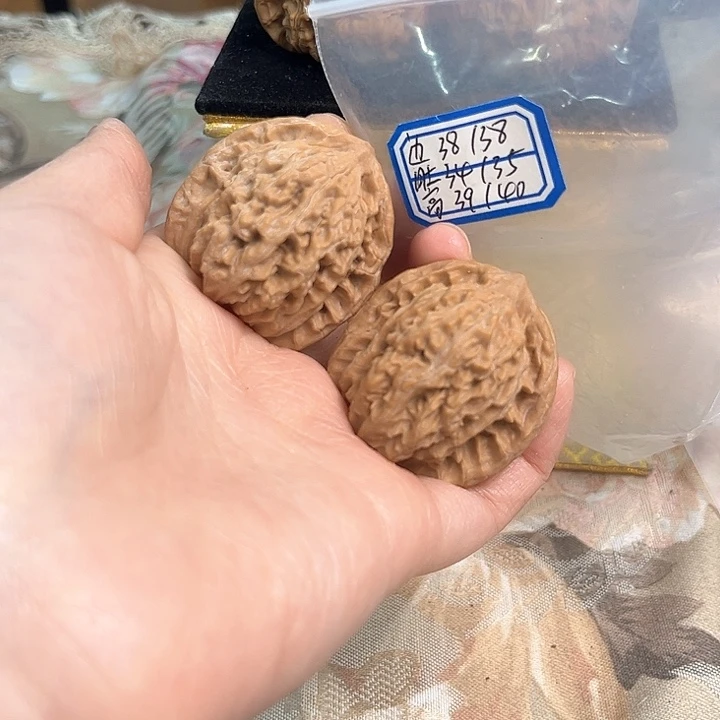 文玩核桃把件盘龙虎头