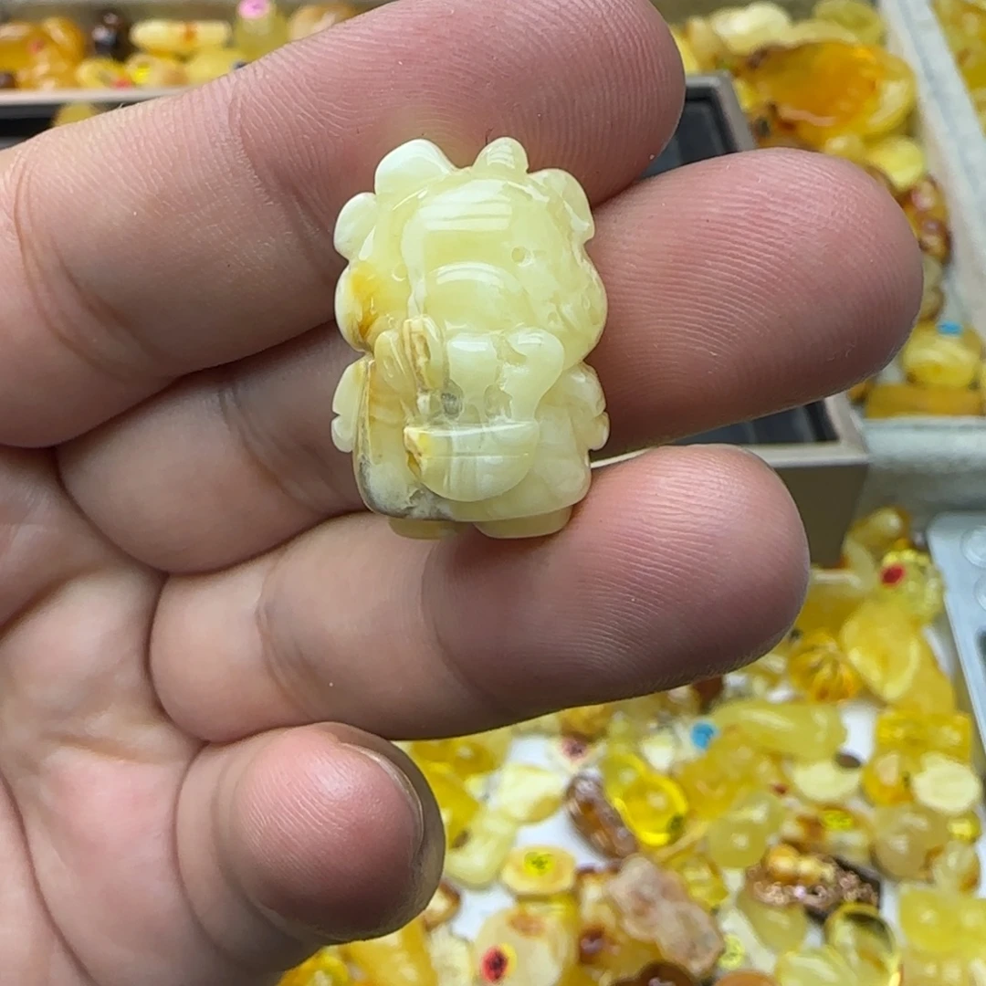 琥珀未镶嵌裸石3.04克有瑕