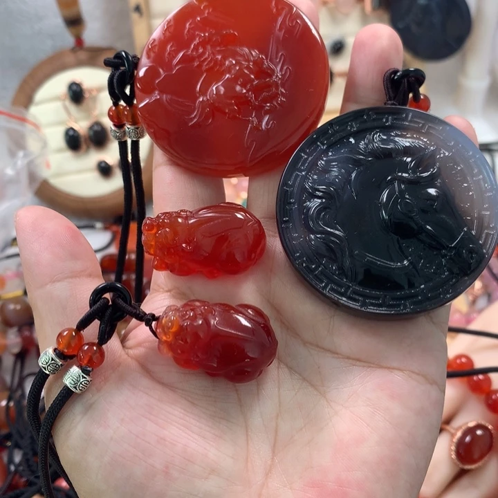 玛瑙/玉髓合金雕刻件马貔貅