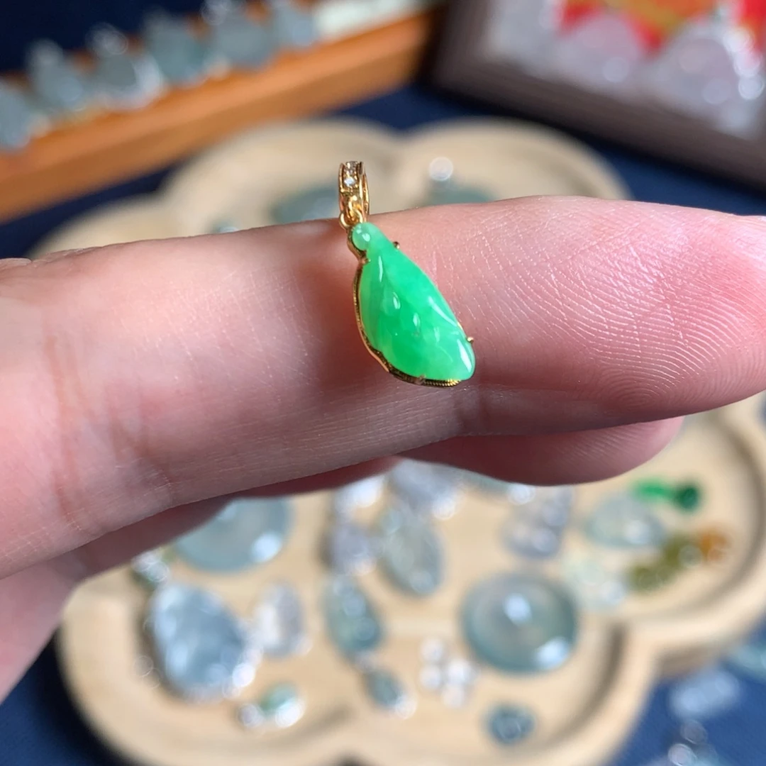 翡翠18K金镶嵌颈饰叶子