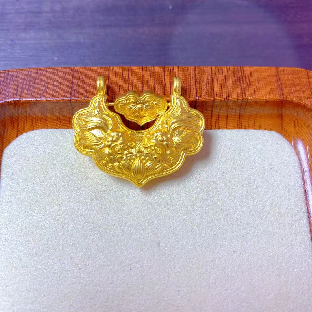 足金999    经典百搭古法锦鲤锁吊坠