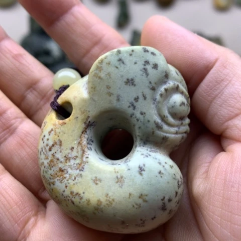 【闪购商品】未镶嵌岫岩河磨玉（透闪石质玉）把件