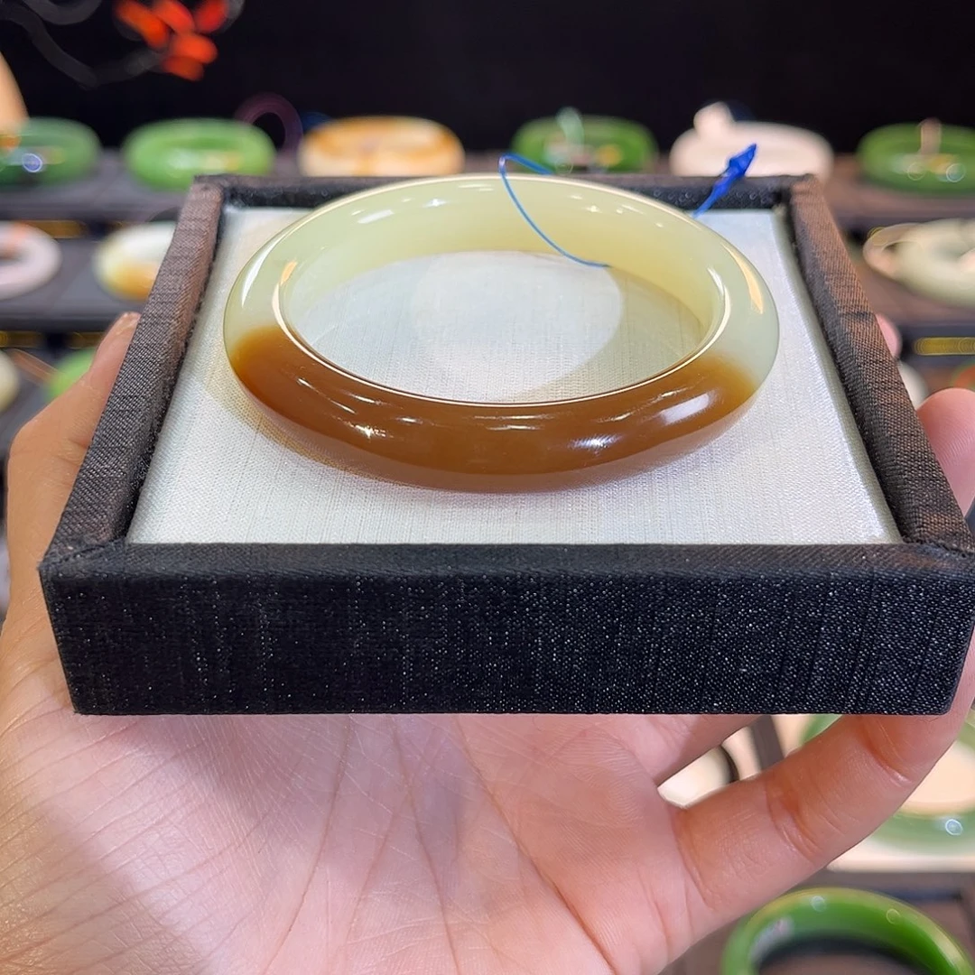 和田玉未镶嵌手镯油糕黄糖