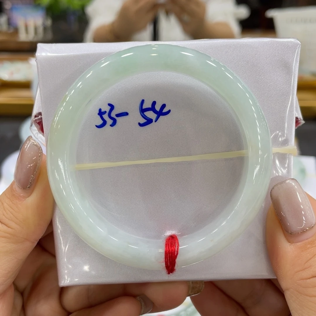 翡翠手镯未镶嵌翡翠