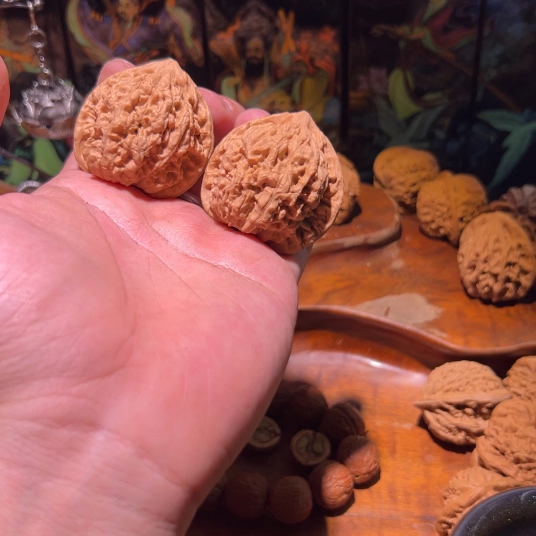 欧***手吊坠文玩核桃44全品官帽，冲的时候水尖磕了