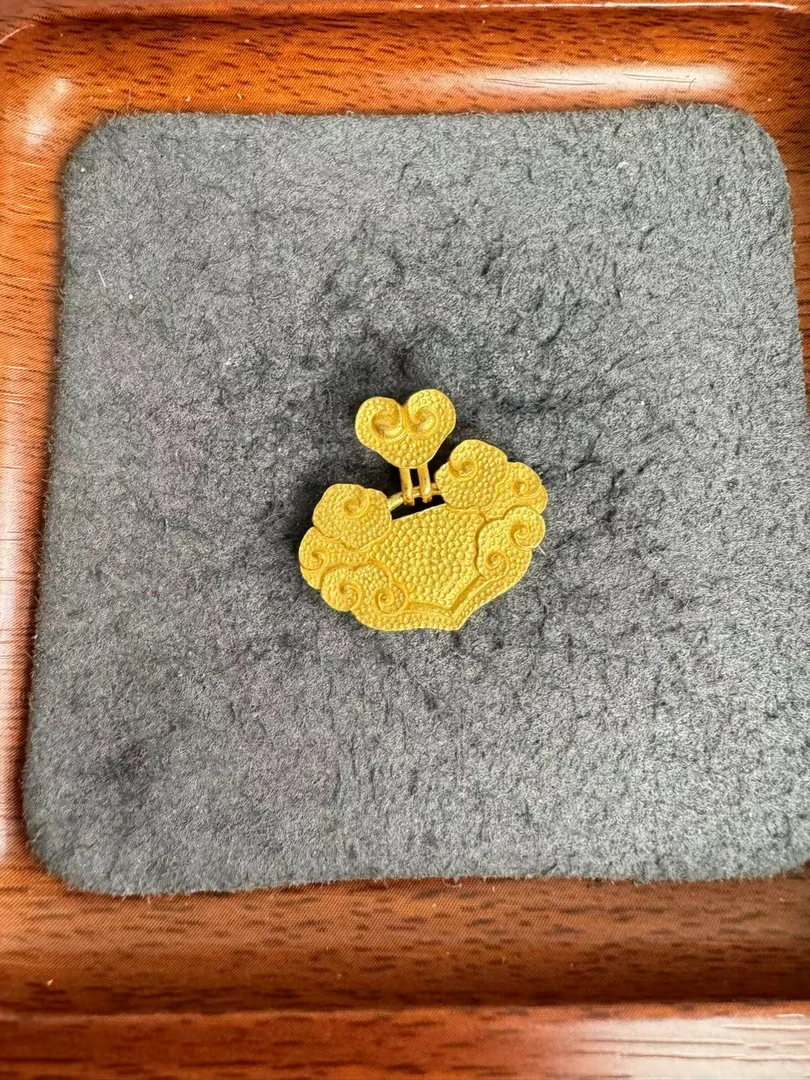 足金999 古法手工錾刻工艺祥云锁包吊坠