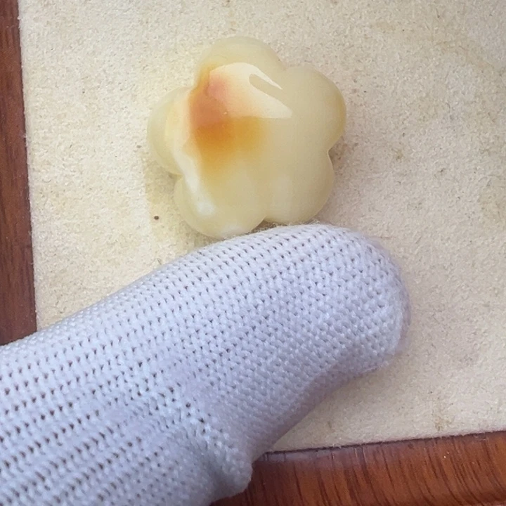 未镶嵌琥珀珠宝奇石翘色白花