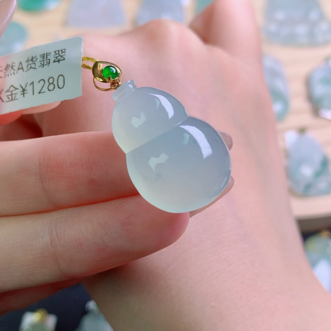 翡翠18K金镶嵌颈饰吊坠