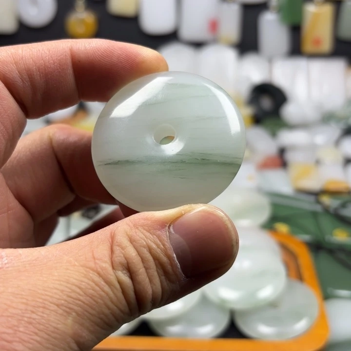 小***谢石英质玉（金丝玉）未镶嵌颈饰