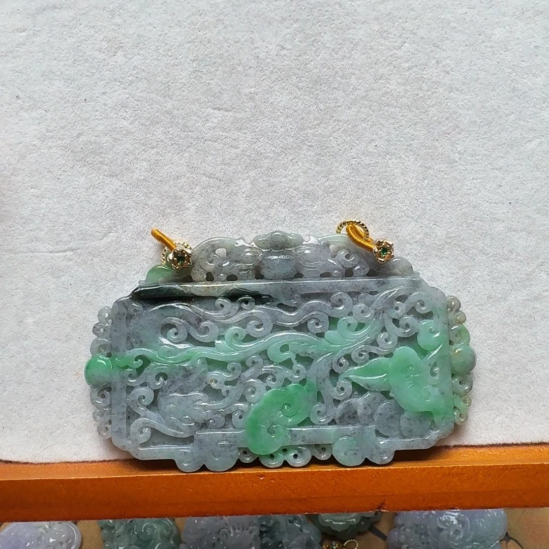 翡翠未镶嵌吊坠(赠链)