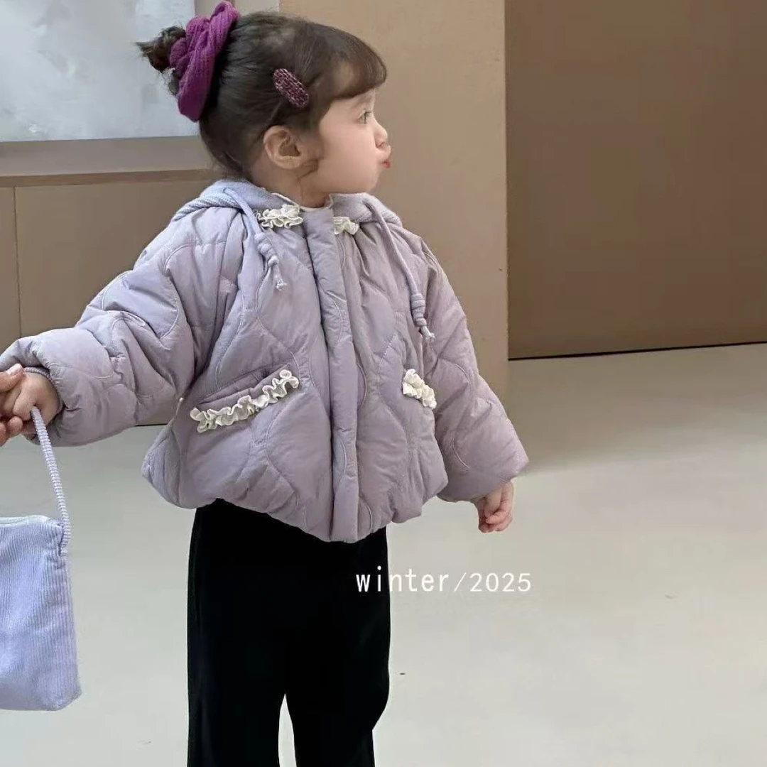 敏敏，紫色棉服外套