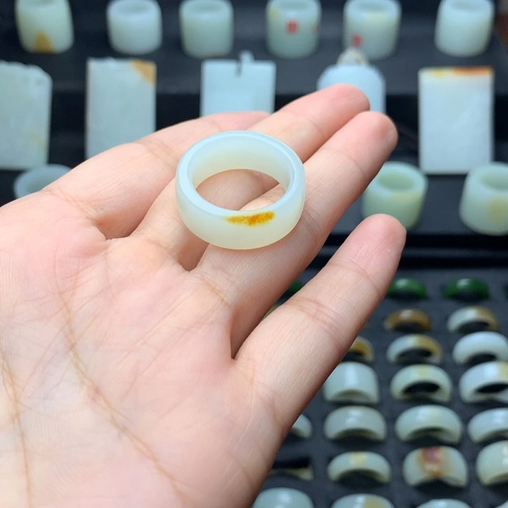 和田玉未镶嵌颈饰菜*子