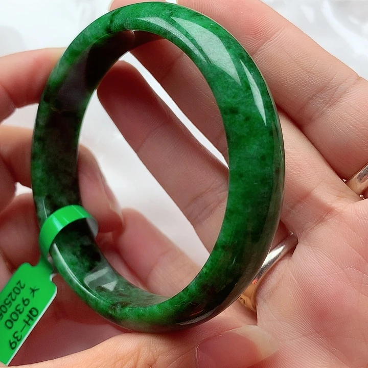 翡翠手镯未镶嵌翡翠