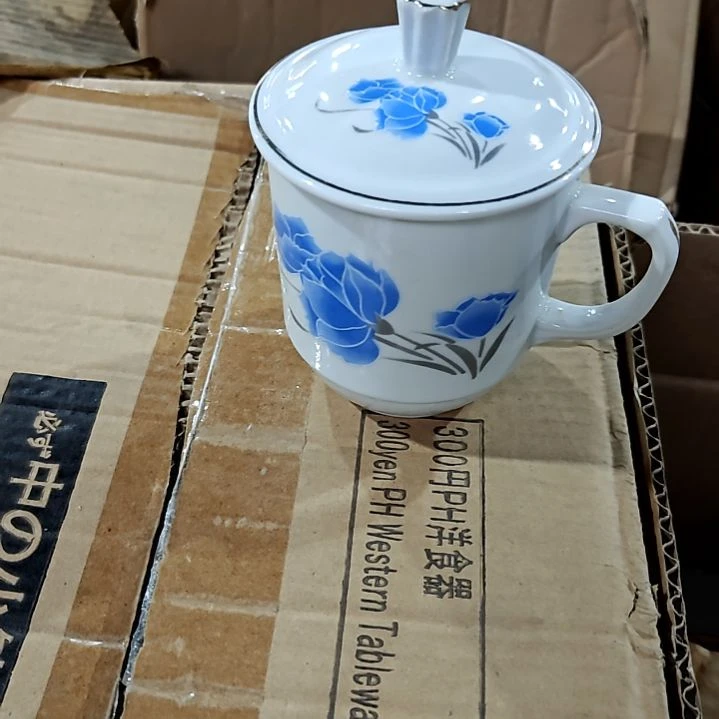 瓷片盘子碗茶壶啥都有