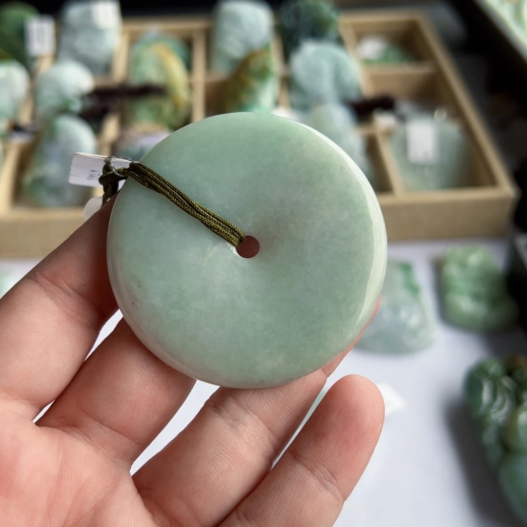 翡翠未镶嵌颈饰扣