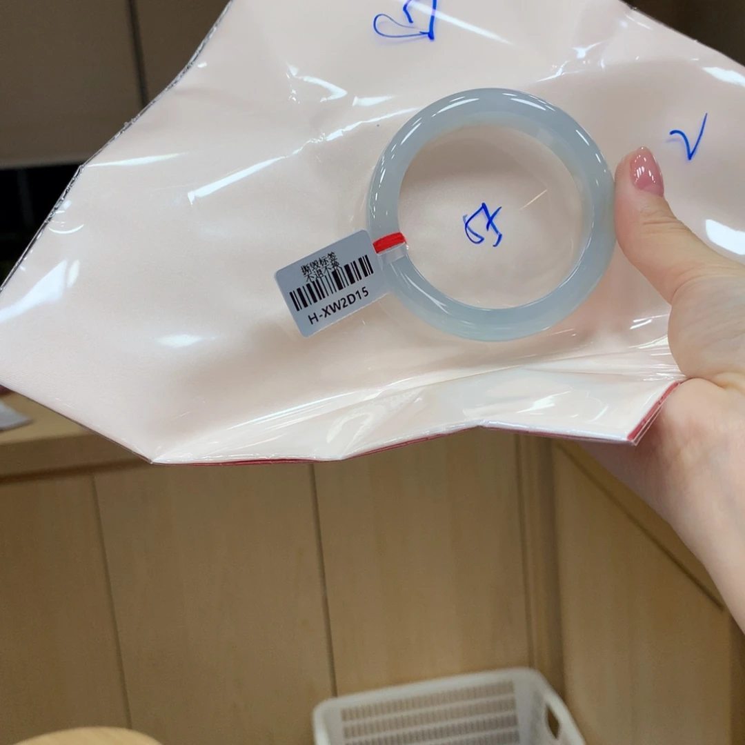翡翠手镯未镶嵌不退不换