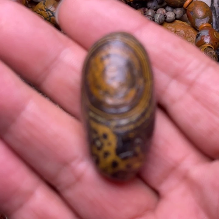 戈壁滩上的一个小玛瑙