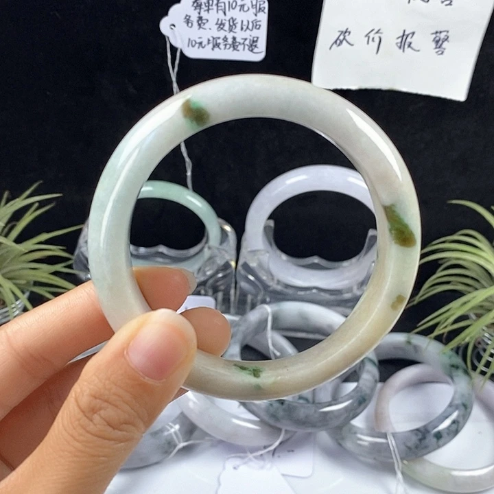 翡翠未镶嵌手镯67号。 57.4圈