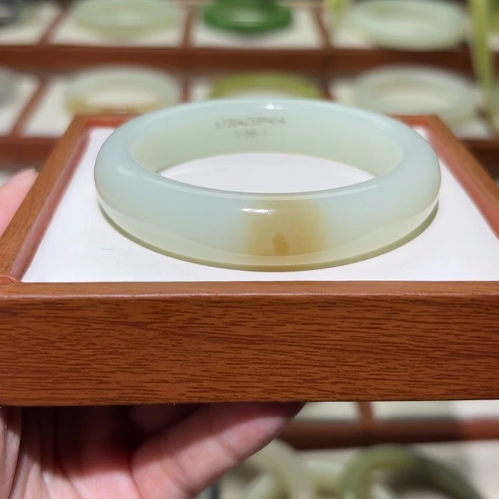 和田玉未镶嵌手镯且末奶蓝一口特色糖53-54