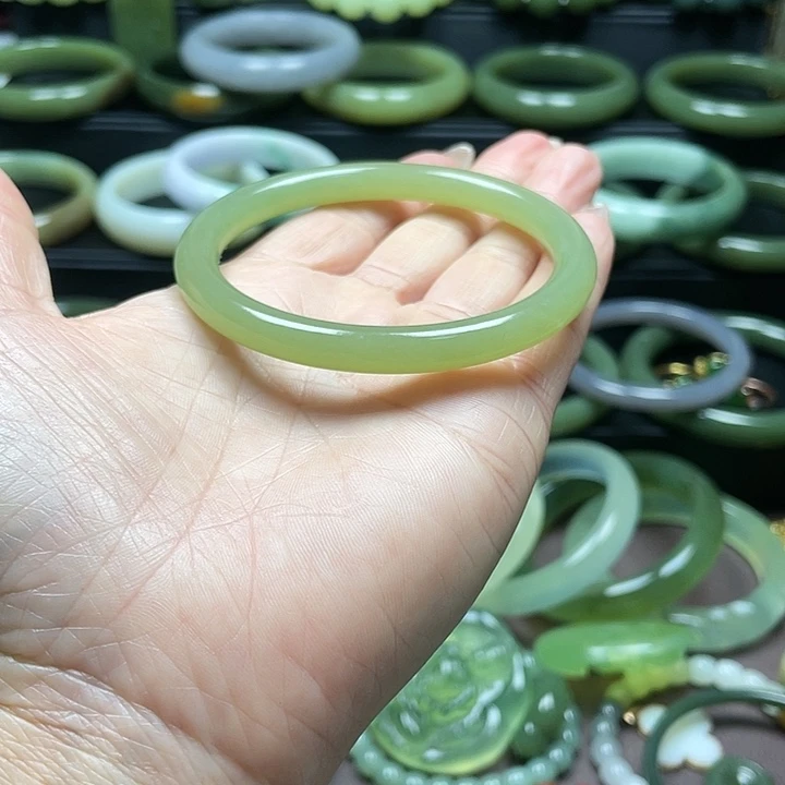 和田玉未镶嵌手镯