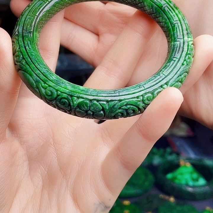 翡翠未镶嵌颈饰多样性