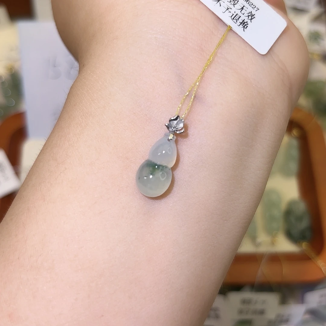 翡翠18K金镶嵌颈饰葫芦