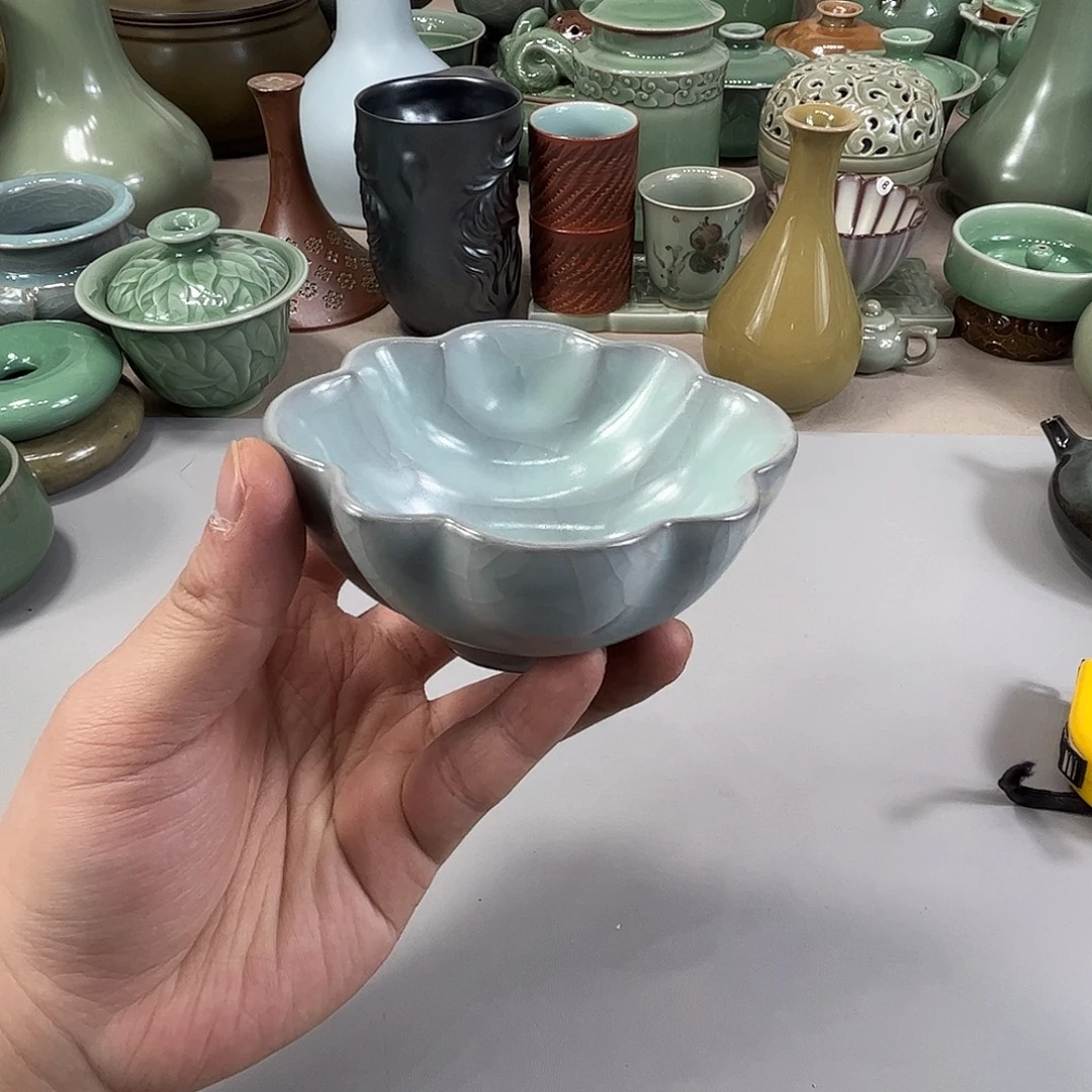 龙泉青瓷铁胎海棠杯
