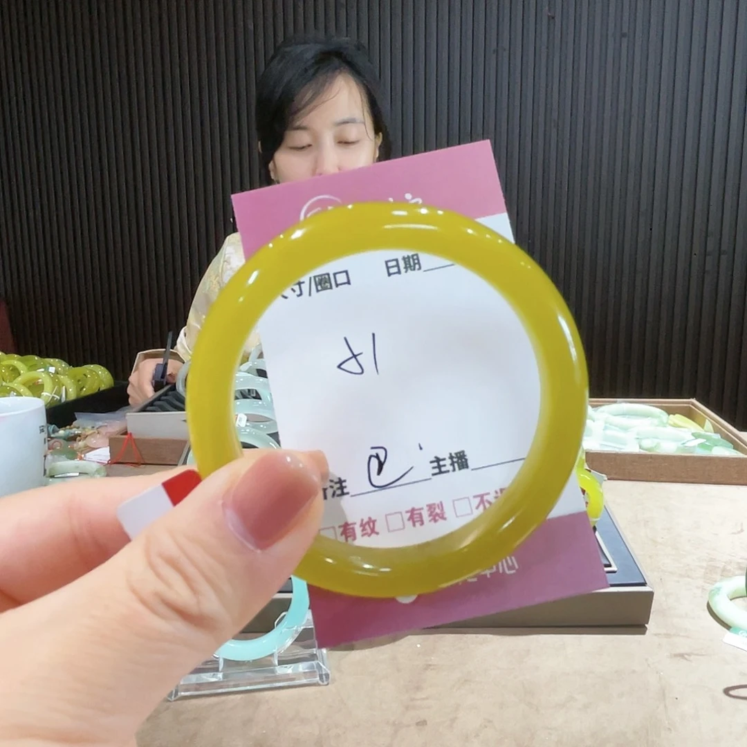 蛇纹石玉手镯未镶嵌巴****?