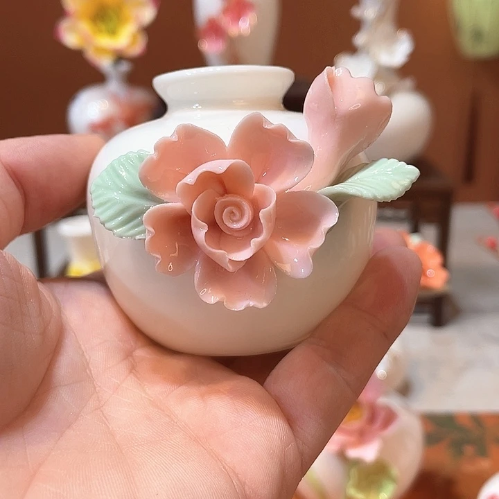手工陶瓷精致摆件