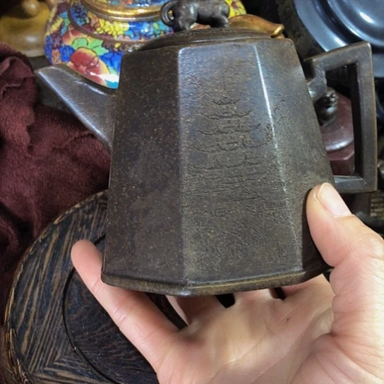 茶壶紫砂原矿泥料手工制作的紫砂壶。