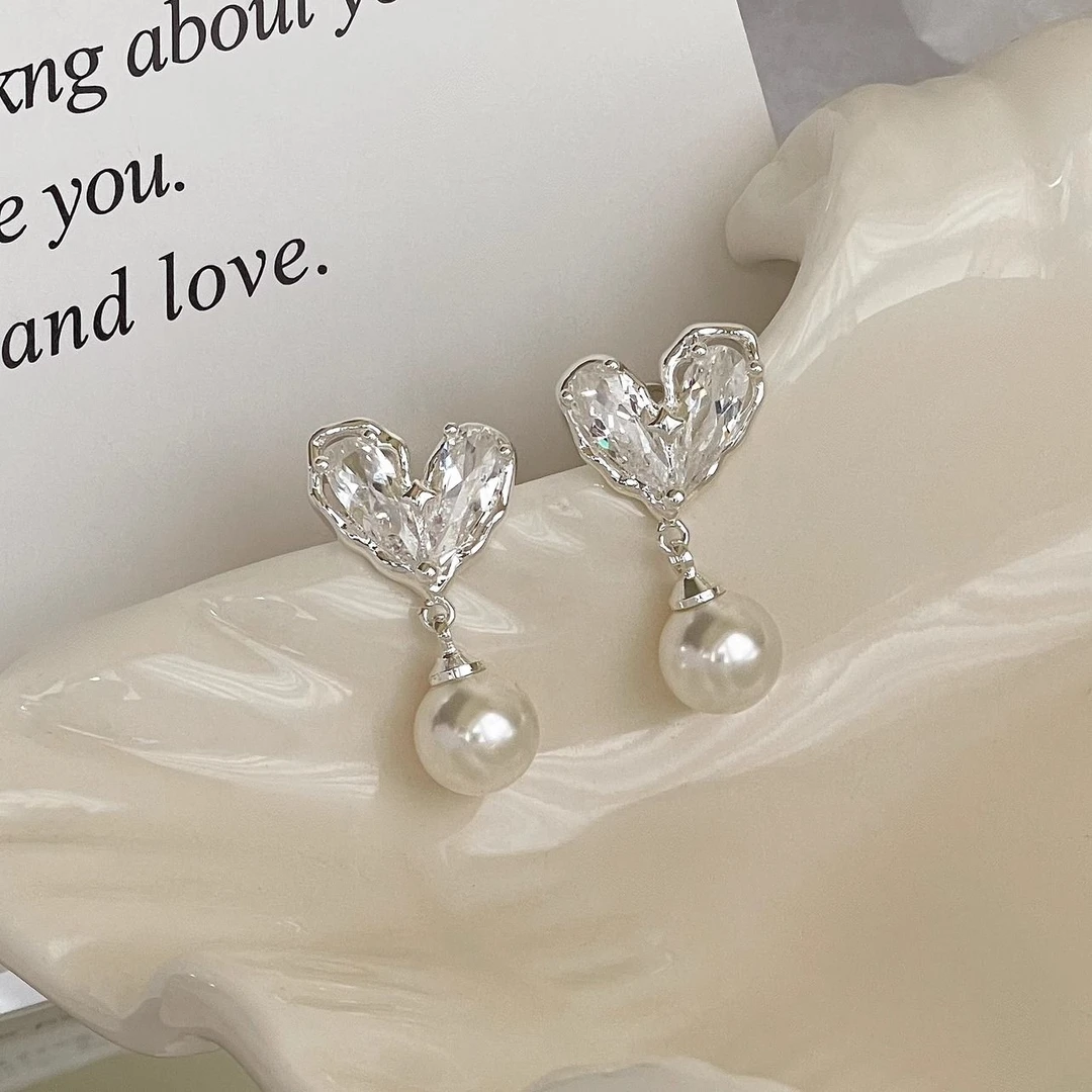 爆闪爱心耳钉女款小众设计感高级独特个性耳环网红日常百搭耳饰品