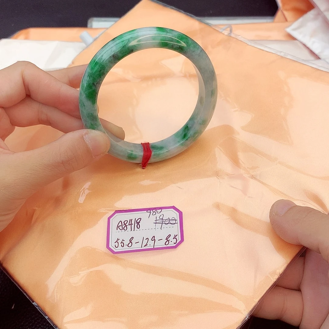 翡翠手镯未镶嵌翡翠