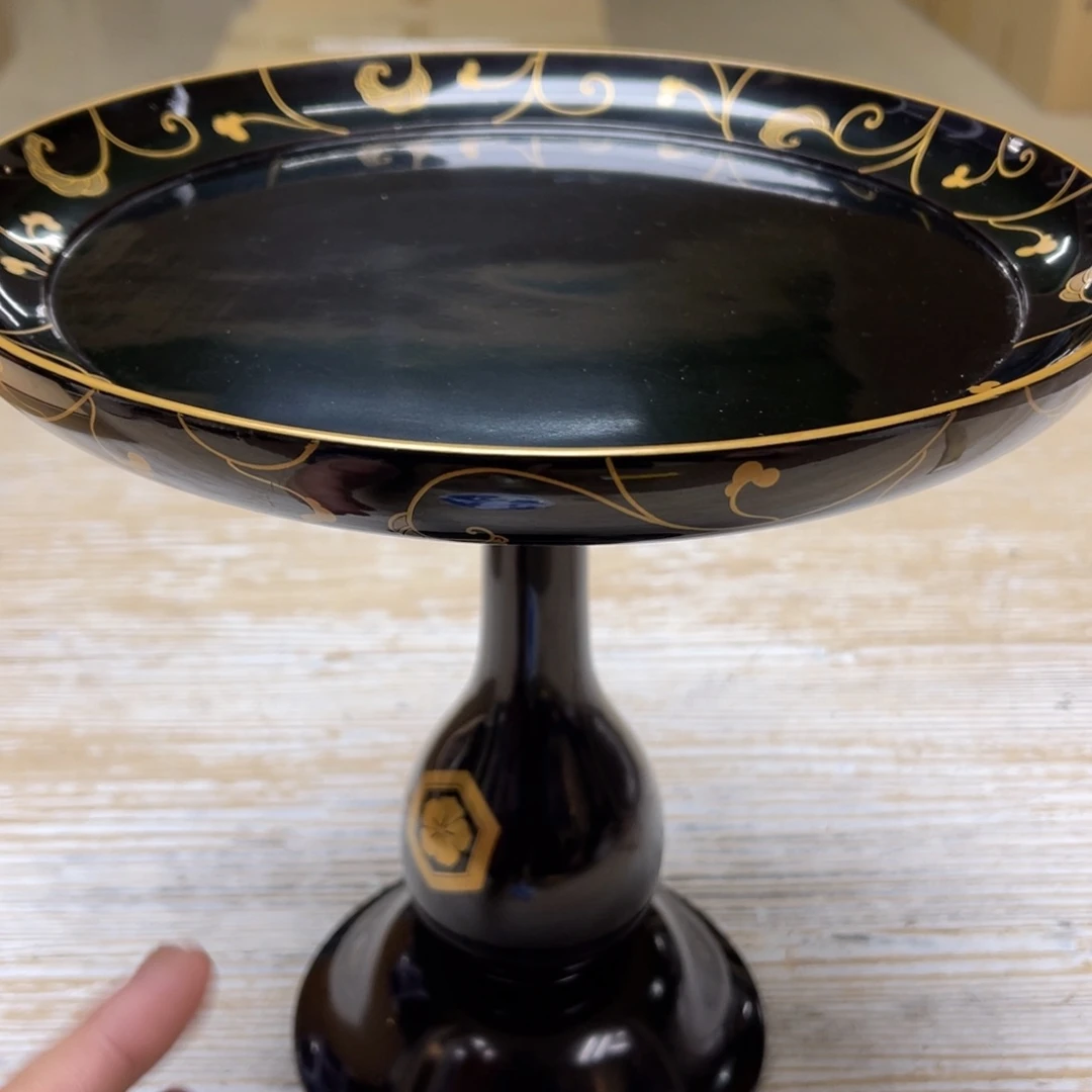 瓷片密密麻麻地排列着一个