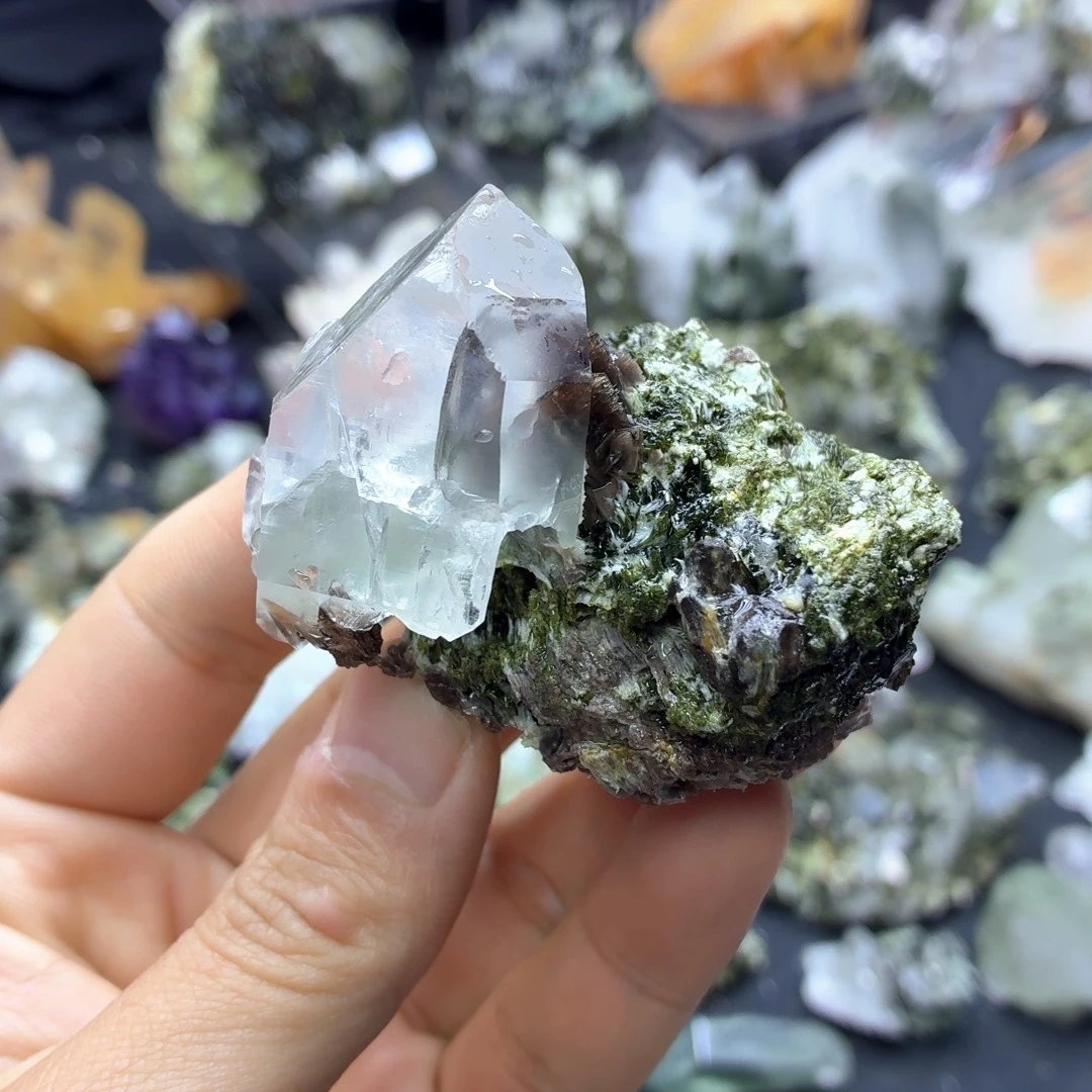 石材云母绿帘白水共生