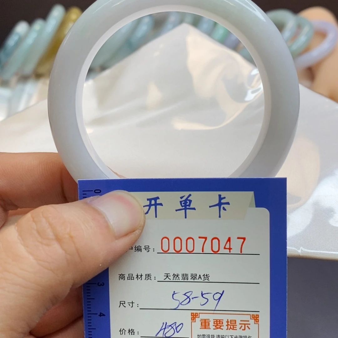 翡翠手镯未镶嵌翡翠
