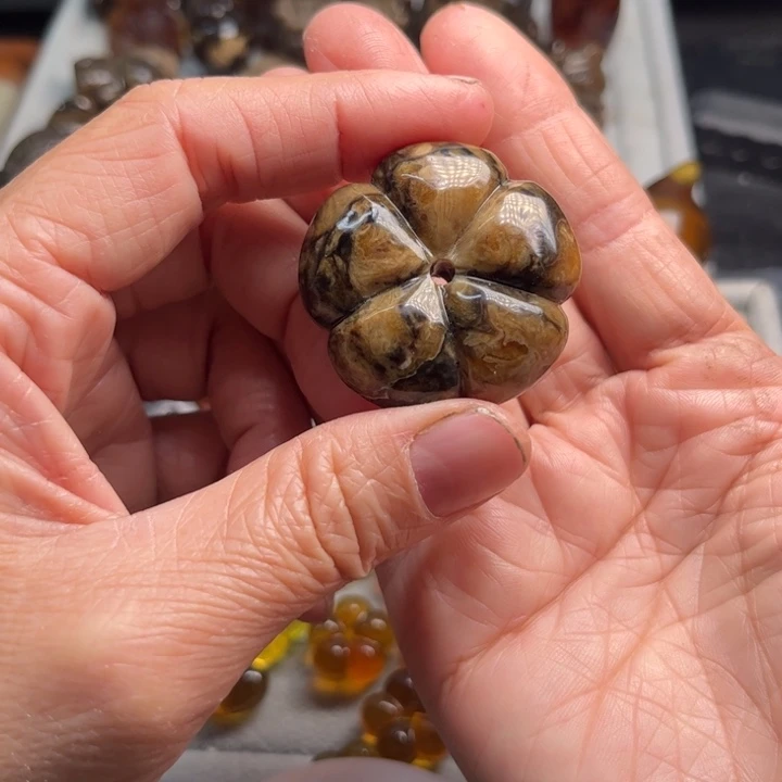 琥珀未镶嵌颈饰花