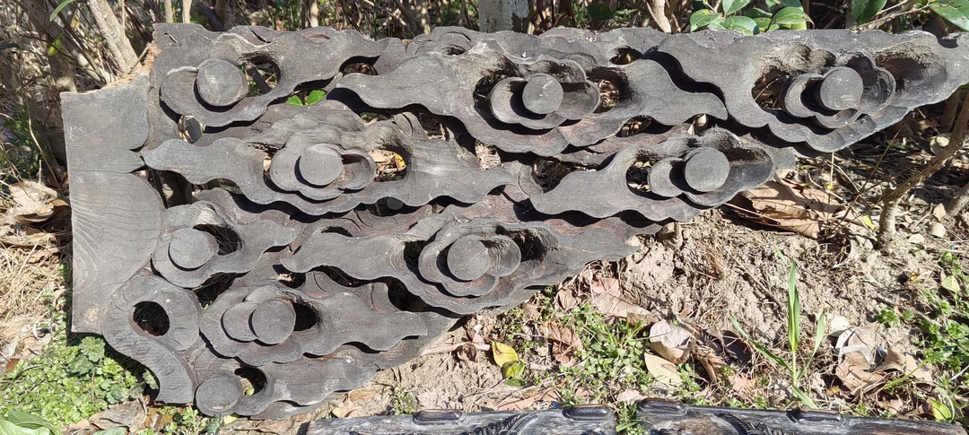 祥云纹大角花，立体透雕，雕工精细，原汁原味，长90宽38厚4厘米